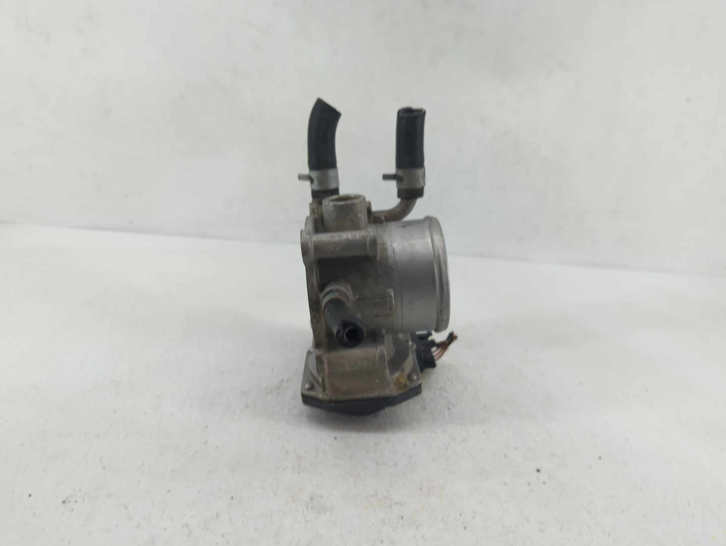 2012-2019 Kia Rio Throttle Body P/N:35100-2B300 Fits Fits 2012 2013 2014 2015 2016 2017 2018 2019 OEM Used Auto Parts - Oemu