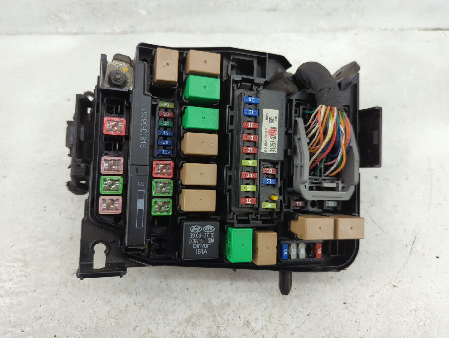 2014-2015 Kia Rondo Fusebox Fuse Box Panel Relay Module P/N:91210-A4020 91210 A4240 Fits Fits 2014 2015 OEM Used Auto Parts 