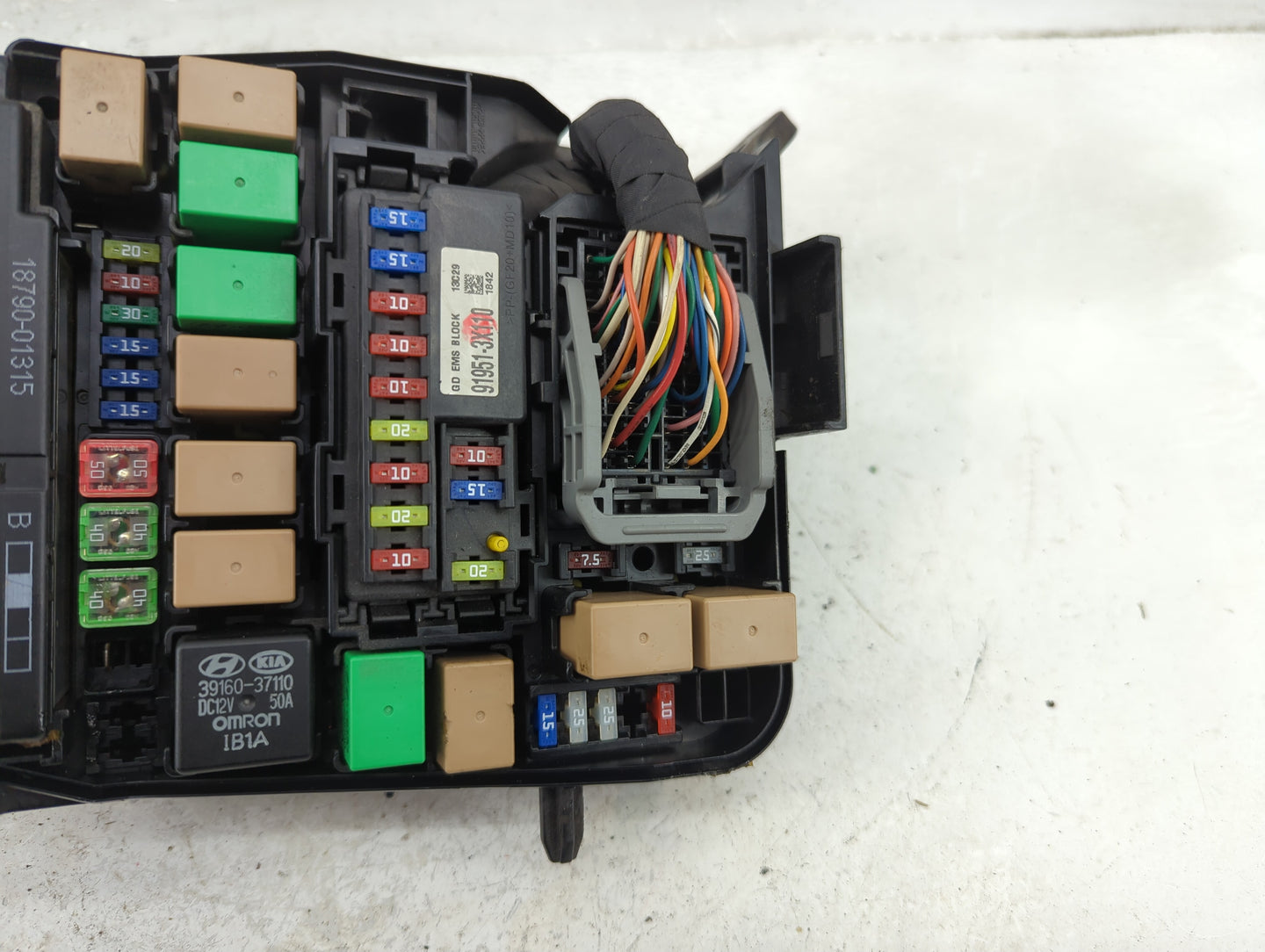2014-2015 Kia Rondo Fusebox Fuse Box Panel Relay Module P/N:91210-A4020 91210 A4240 Fits Fits 2014 2015 OEM Used Auto Parts 