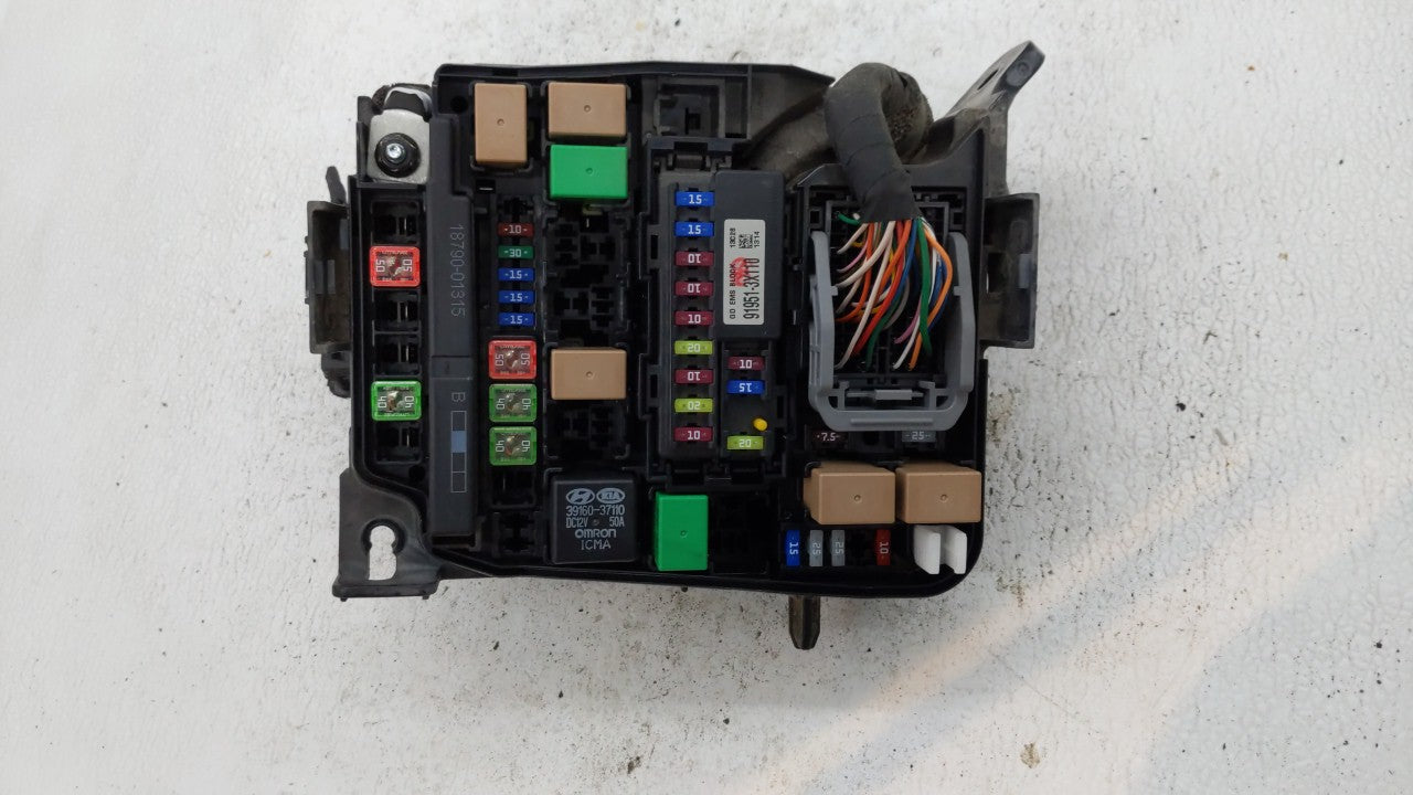 2014-2015 Kia Rondo Fusebox Fuse Box Panel Relay Module P/N:N91210-A4326 Fits Fits 2014 2015 OEM Used Auto Parts - Oemusedau