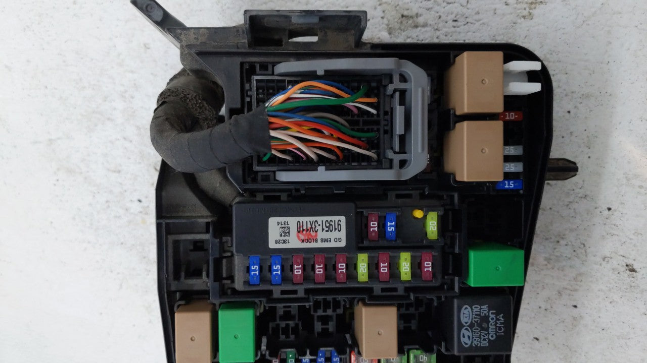 2014-2015 Kia Rondo Fusebox Fuse Box Panel Relay Module P/N:N91210-A4326 Fits Fits 2014 2015 OEM Used Auto Parts - Oemusedau