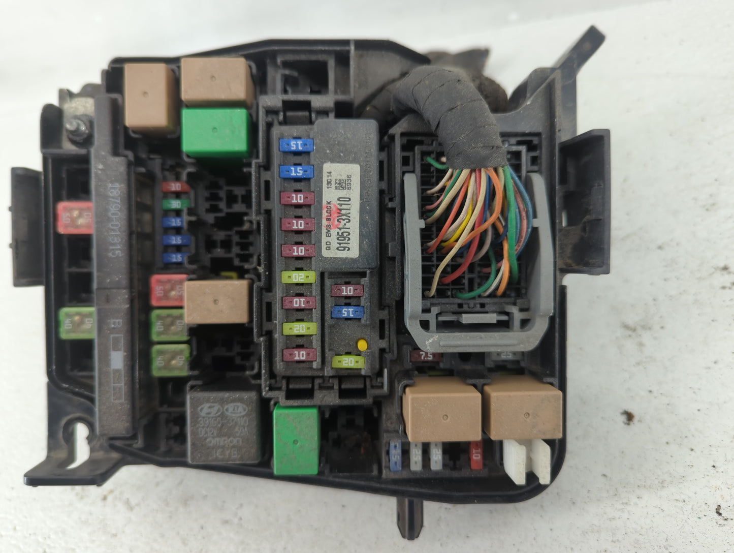 2014-2015 Kia Rondo Fusebox Fuse Box Panel Relay Module P/N:91210 A4320 Fits Fits 2014 2015 OEM Used Auto Parts - Oemusedaut