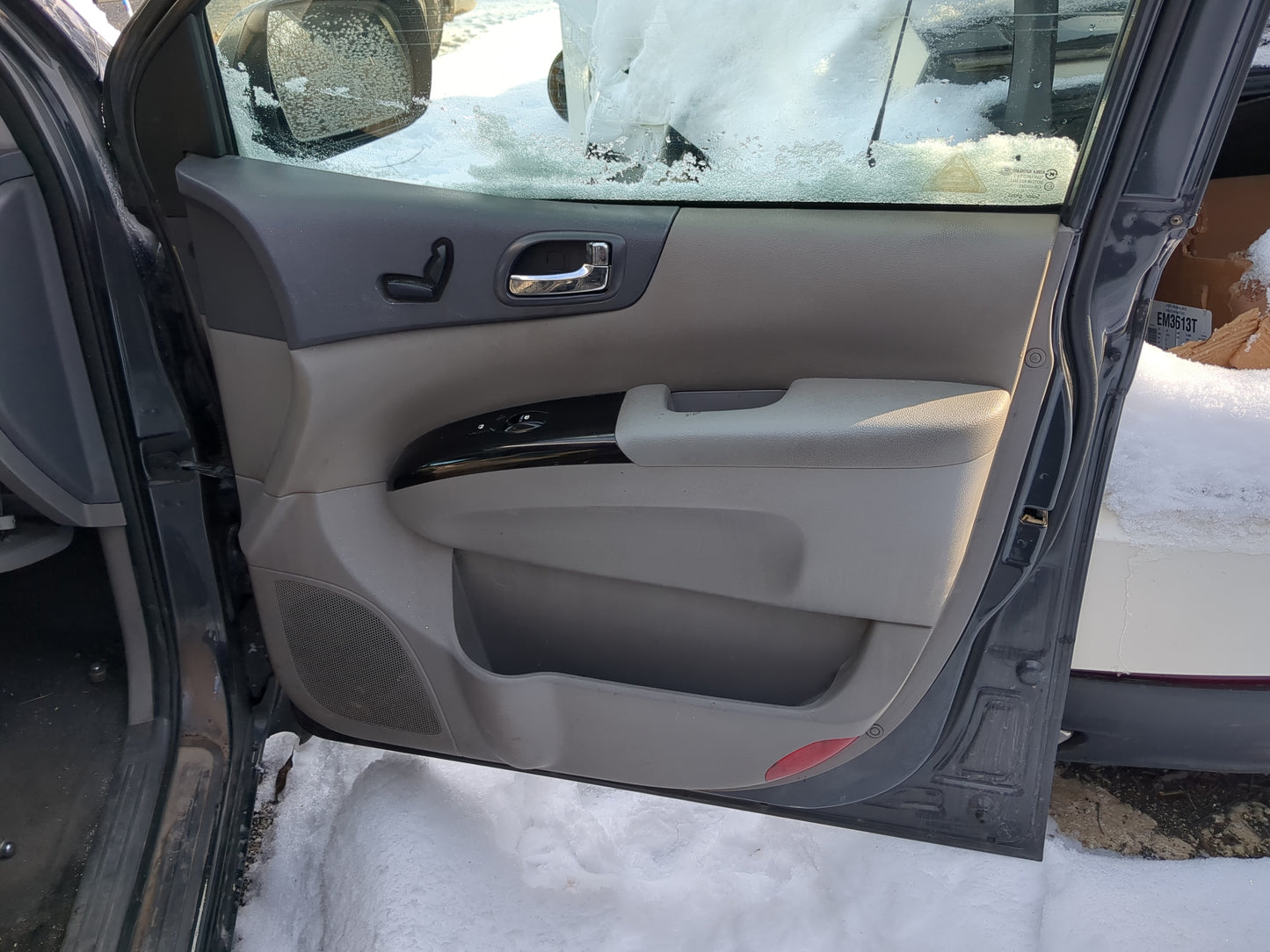 2014 Kia Sedona Front Right Passenger Interior Door Panel Trim - Oemusedautoparts1.com