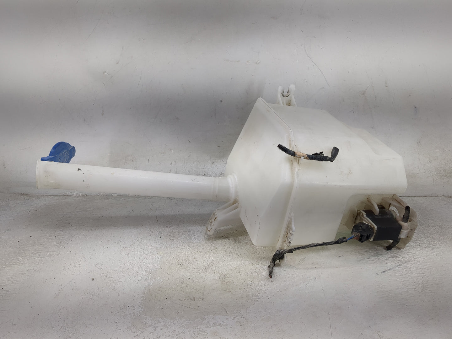 2008-2014 Kia Sedona Windshield Washer Fluid Reservoir Bottle Oem - Oemusedautoparts1.com