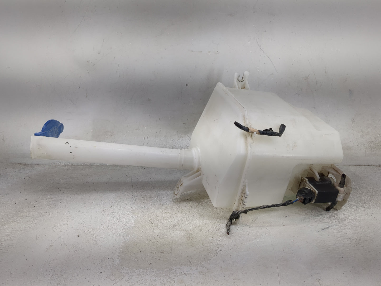 2008-2014 Kia Sedona Windshield Washer Fluid Reservoir Bottle Oem - Oemusedautoparts1.com