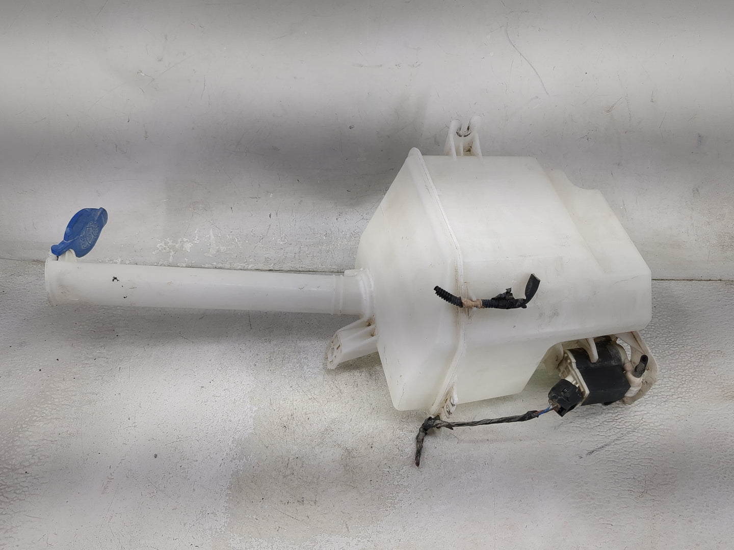 2008-2014 Kia Sedona Windshield Washer Fluid Reservoir Bottle Oem - Oemusedautoparts1.com