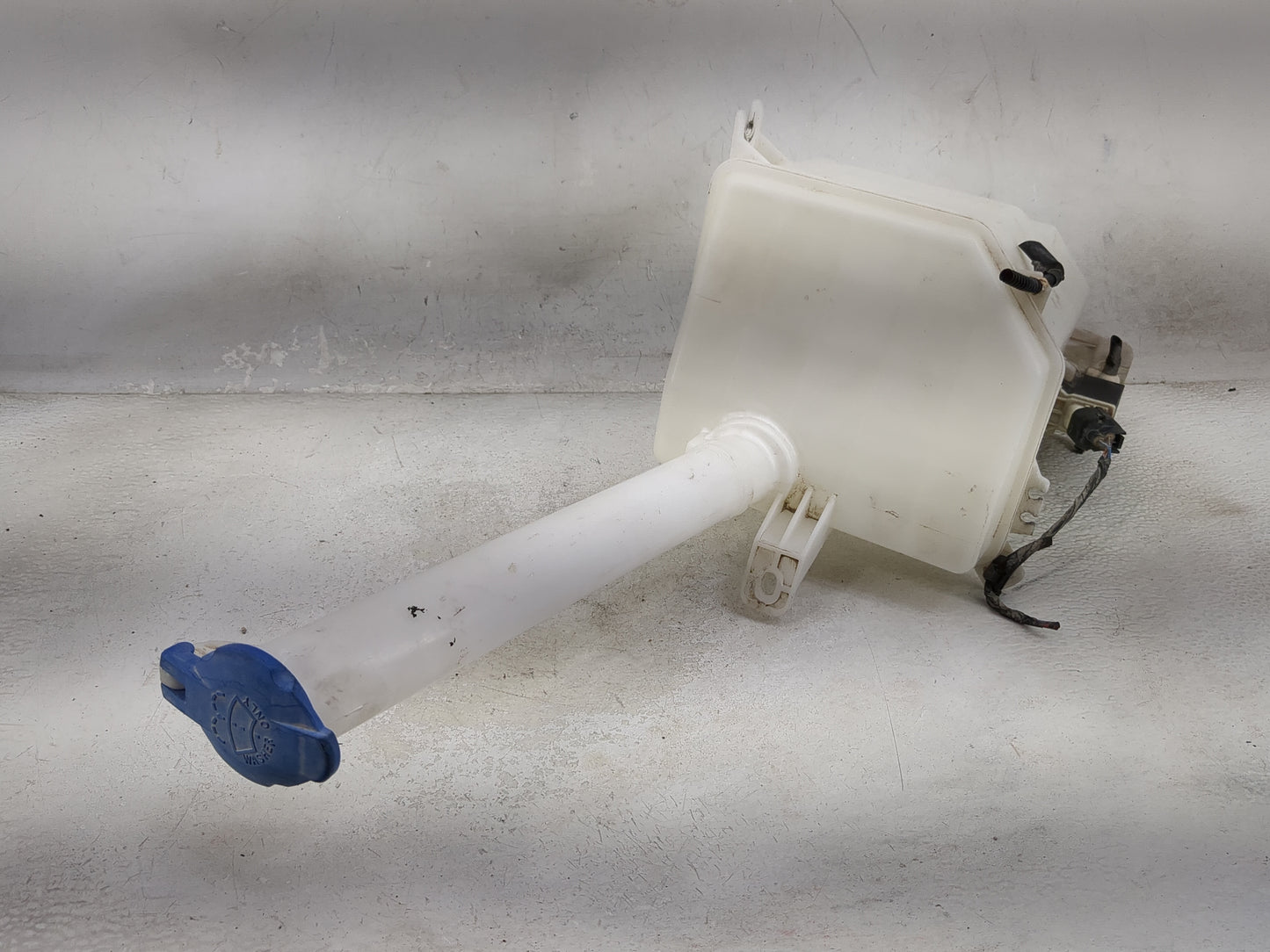 2008-2014 Kia Sedona Windshield Washer Fluid Reservoir Bottle Oem - Oemusedautoparts1.com