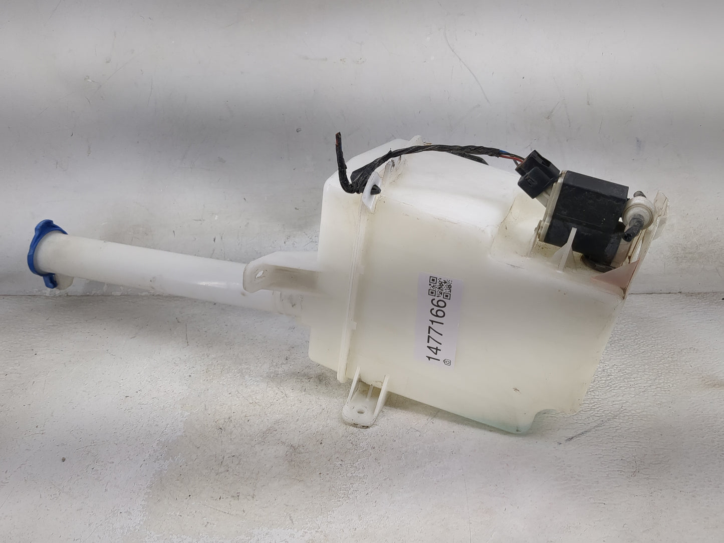 2008-2014 Kia Sedona Windshield Washer Fluid Reservoir Bottle Oem - Oemusedautoparts1.com