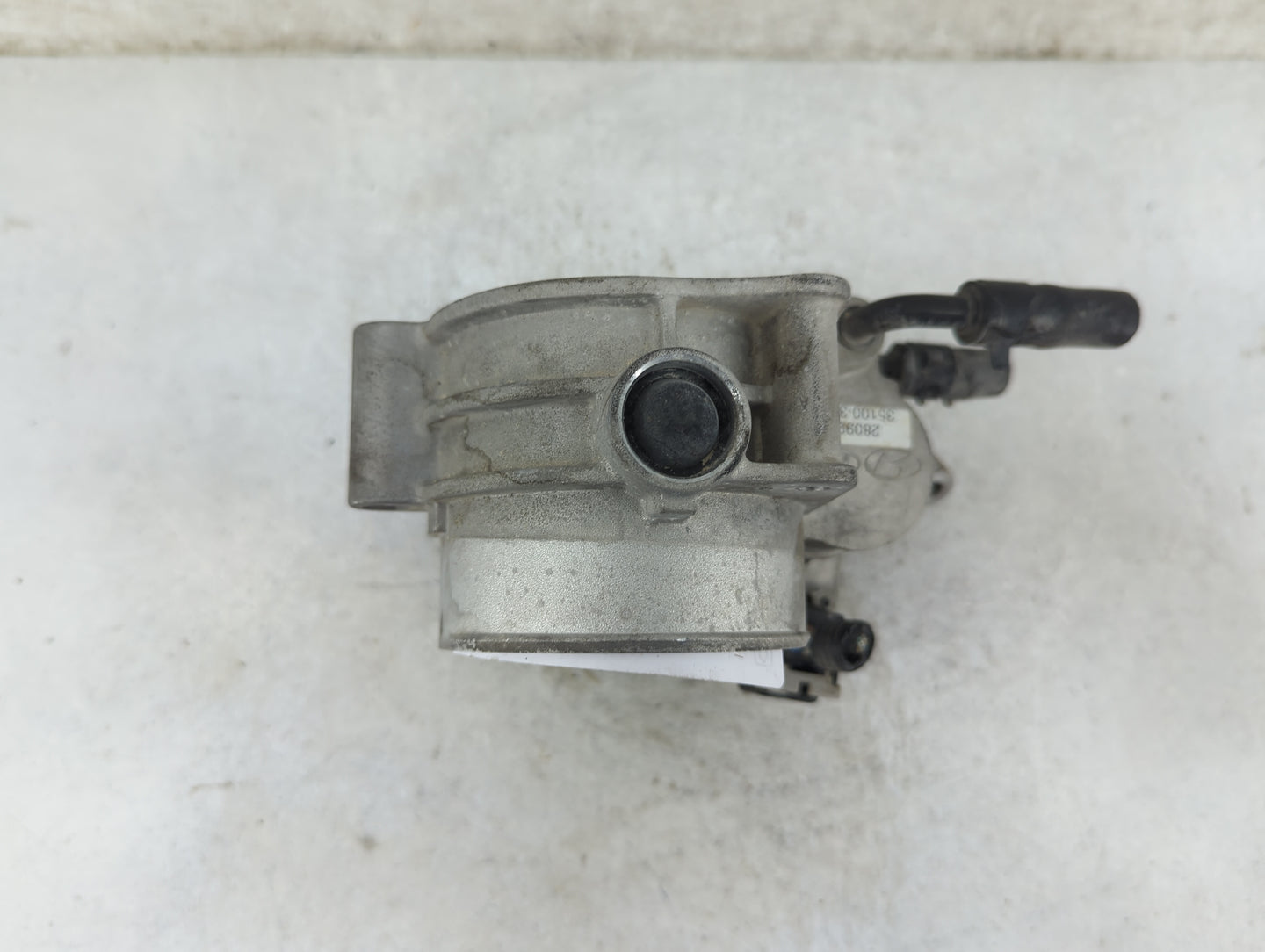 2011-2014 Kia Sedona Throttle Body P/N:35100-3C700 28099075 Fits Fits 2010 2011 2012 2013 2014 OEM Used Auto Parts - Oemused