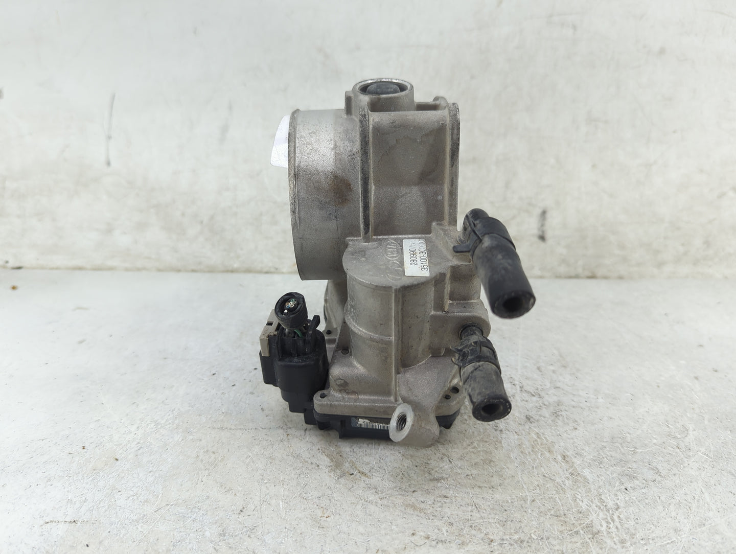 2011-2014 Kia Sedona Throttle Body P/N:35100-3C700 28099075 Fits Fits 2010 2011 2012 2013 2014 OEM Used Auto Parts - Oemused