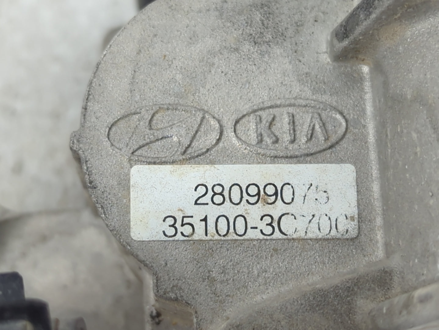 2011-2014 Kia Sedona Throttle Body P/N:35100-3C700 28099075 Fits Fits 2010 2011 2012 2013 2014 OEM Used Auto Parts - Oemused