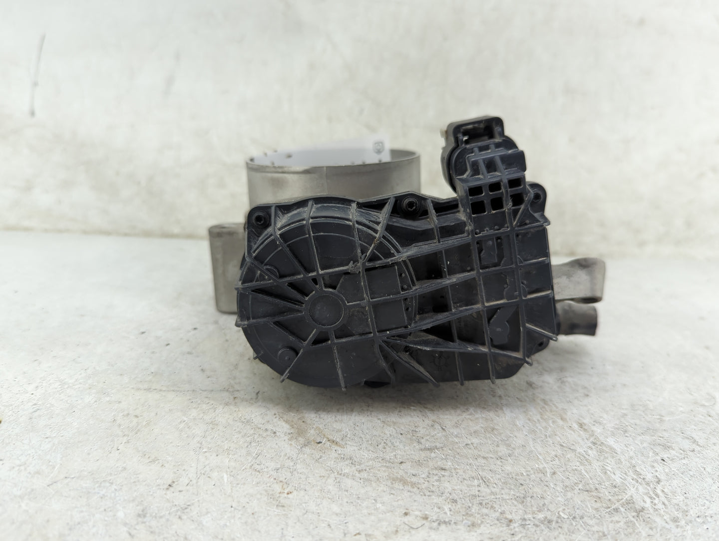 2011-2014 Kia Sedona Throttle Body P/N:35100-3C700 28099075 Fits Fits 2010 2011 2012 2013 2014 OEM Used Auto Parts - Oemused