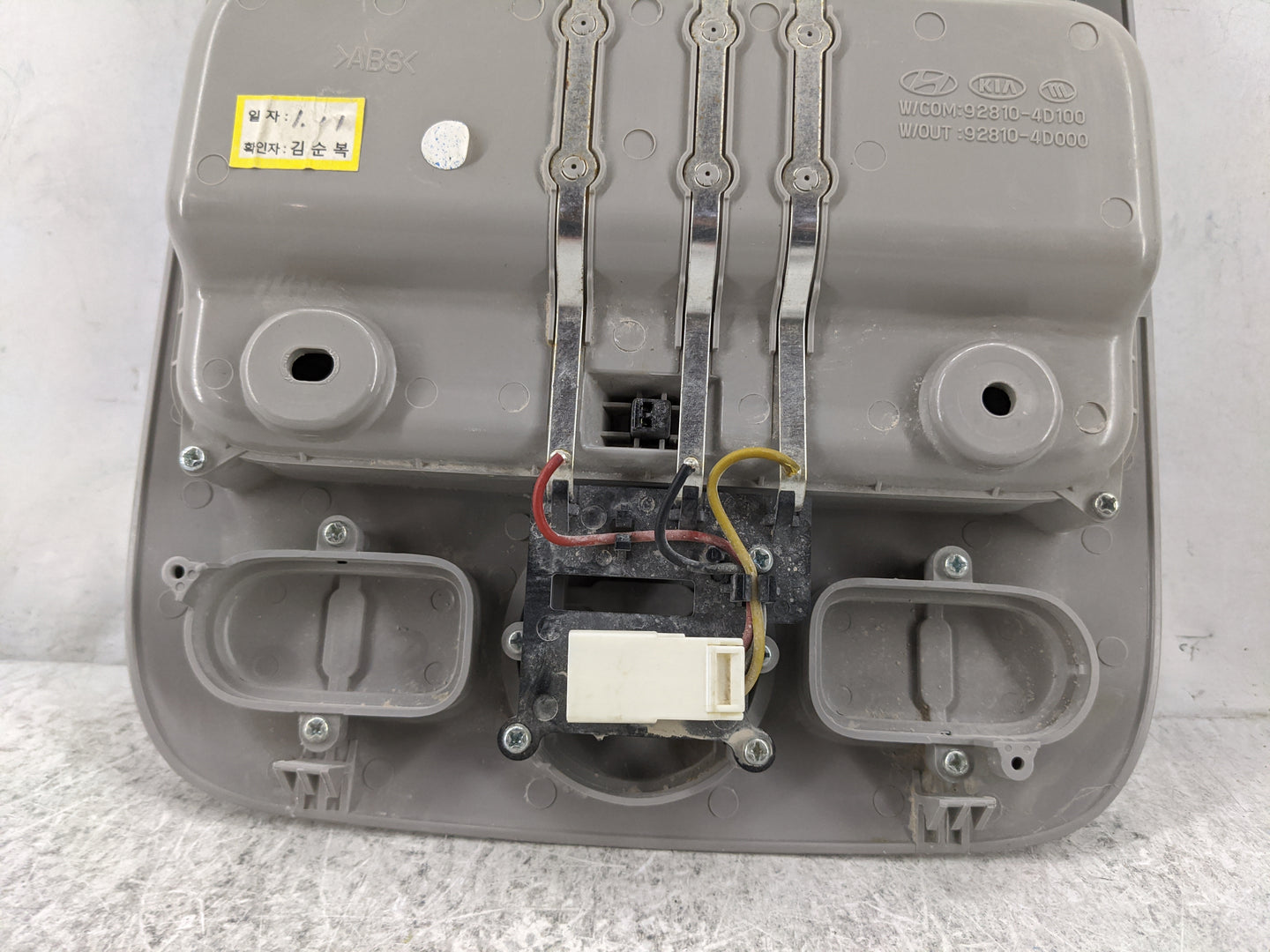 2014 Kia Sedona Overhead Roof Console 1478347 - Oemusedautoparts1.com