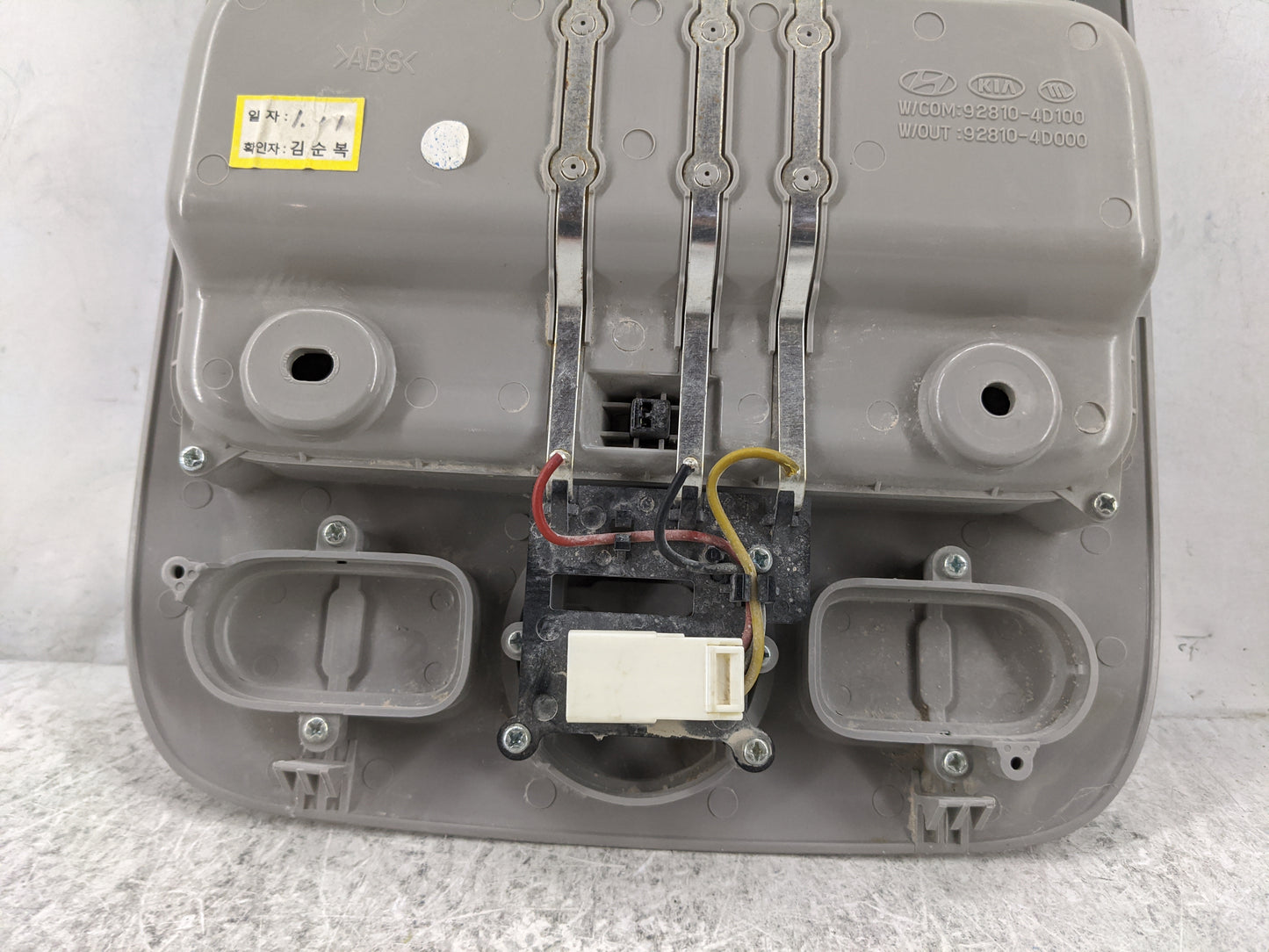 2014 Kia Sedona Overhead Roof Console 1478347 - Oemusedautoparts1.com