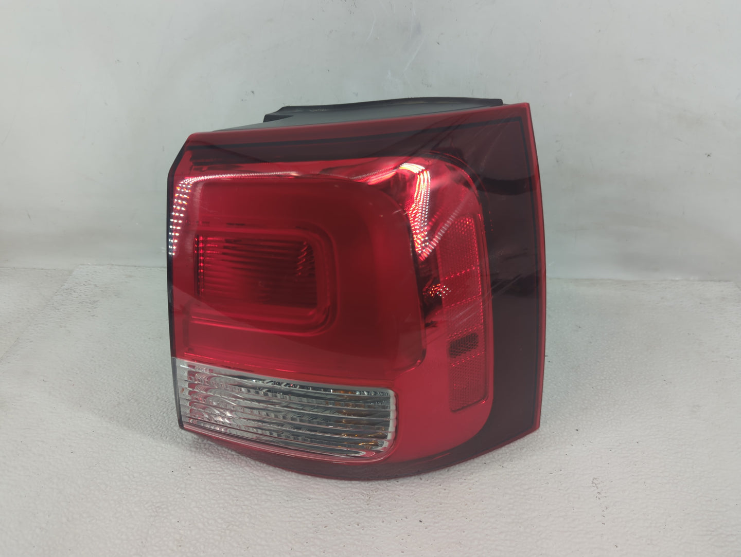 2014-2015 Kia Sorento Tail Light Assembly Passenger Right OEM P/N:92402 1U500 Fits Fits 2014 2015 OEM Used Auto Parts - Oemu