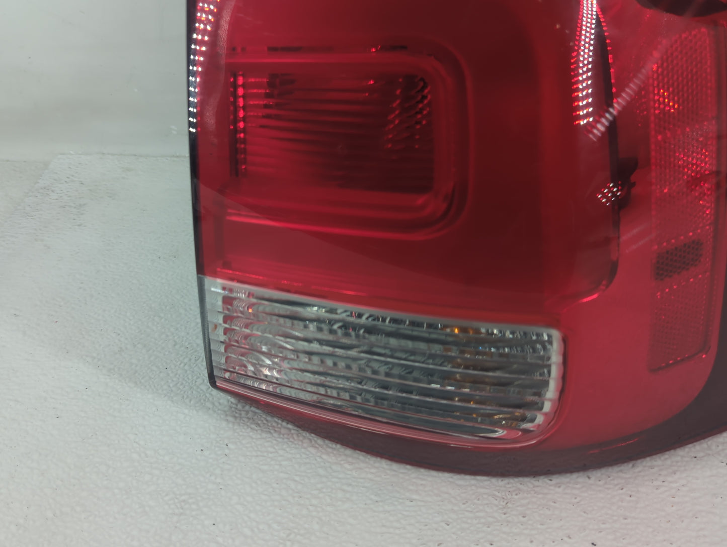 2014-2015 Kia Sorento Tail Light Assembly Passenger Right OEM P/N:92402 1U500 Fits Fits 2014 2015 OEM Used Auto Parts - Oemu