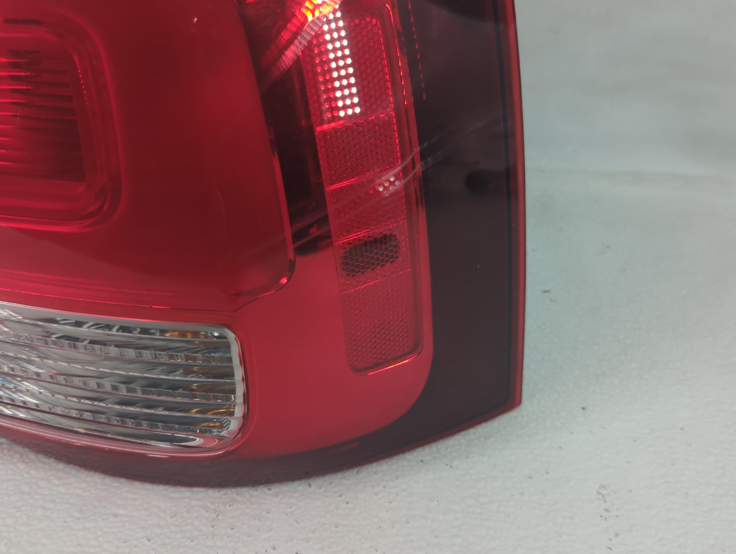 2014-2015 Kia Sorento Tail Light Assembly Passenger Right OEM P/N:92402 1U500 Fits Fits 2014 2015 OEM Used Auto Parts - Oemu
