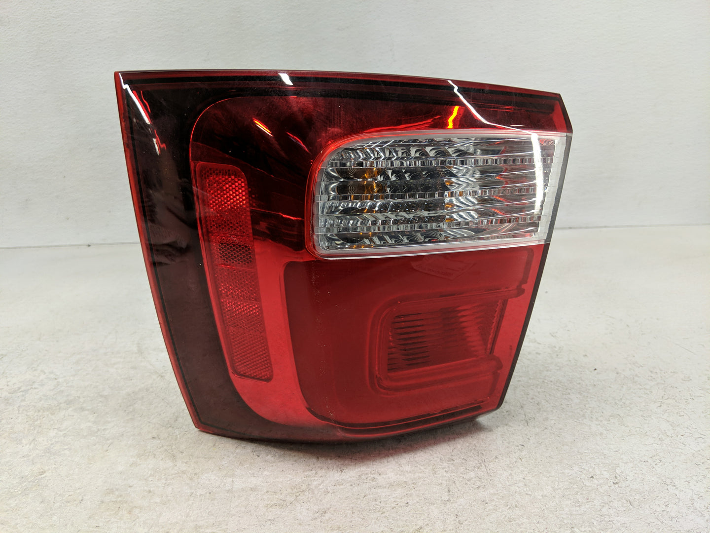 2014-2015 Kia Sorento Tail Light Assembly Passenger Right OEM P/N:92402 1U500 Fits Fits 2014 2015 OEM Used Auto Parts - Oemu