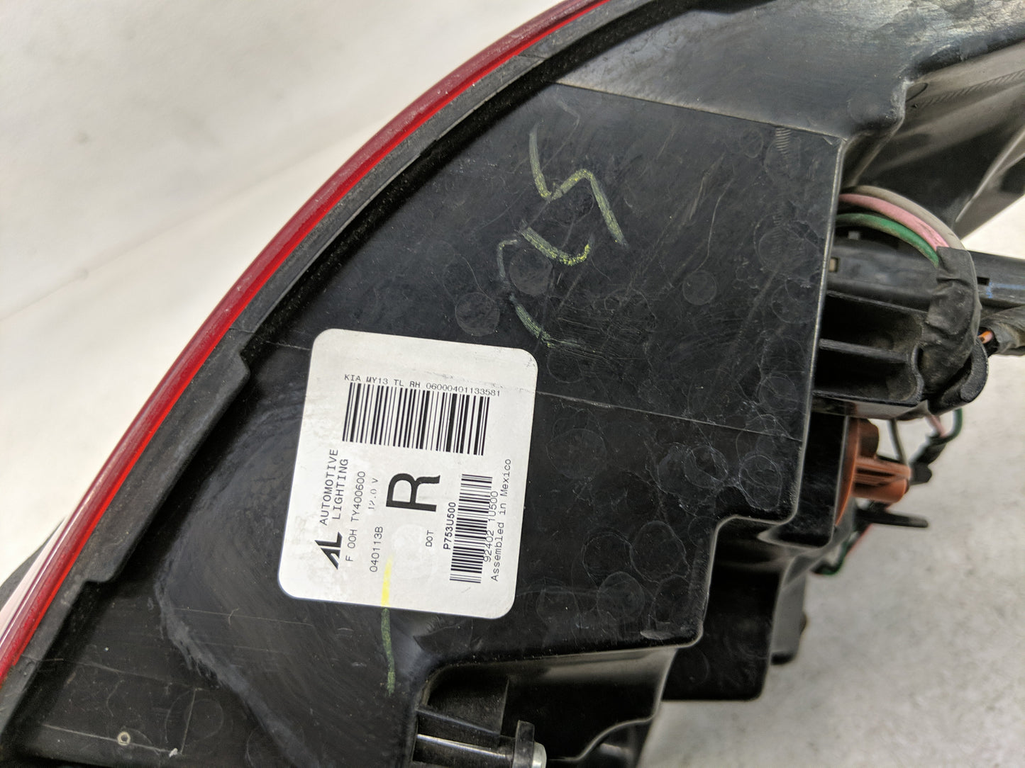 2014-2015 Kia Sorento Tail Light Assembly Passenger Right OEM P/N:92402 1U500 Fits Fits 2014 2015 OEM Used Auto Parts - Oemu