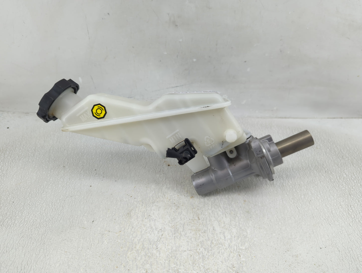 2014-2015 Kia Sorento Brake Master Cylinder - Oemusedautoparts1.com