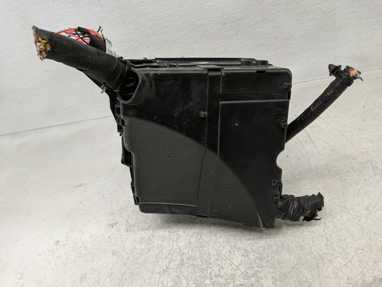 2014-2015 Kia Sorento Fusebox Fuse Box Panel Relay Module P/N:VS912501U252XA Fits Fits 2014 2015 OEM Used Auto Parts - Oemus