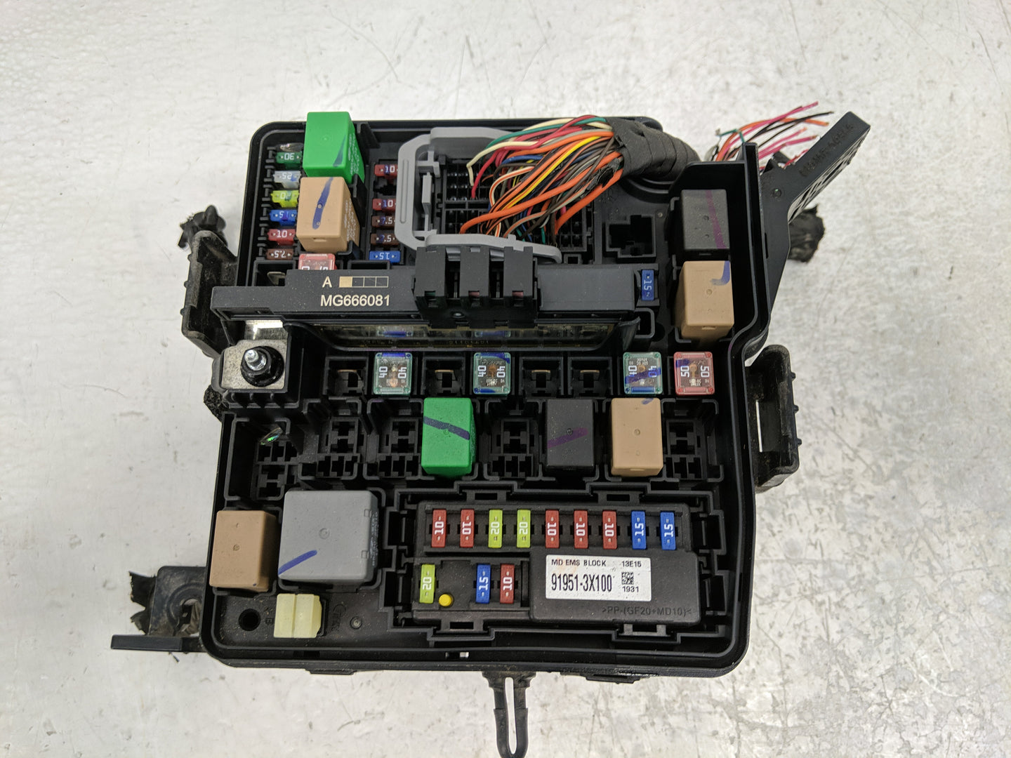 2014-2015 Kia Sorento Fusebox Fuse Box Panel Relay Module P/N:VS912501U252XA Fits Fits 2014 2015 OEM Used Auto Parts - Oemus
