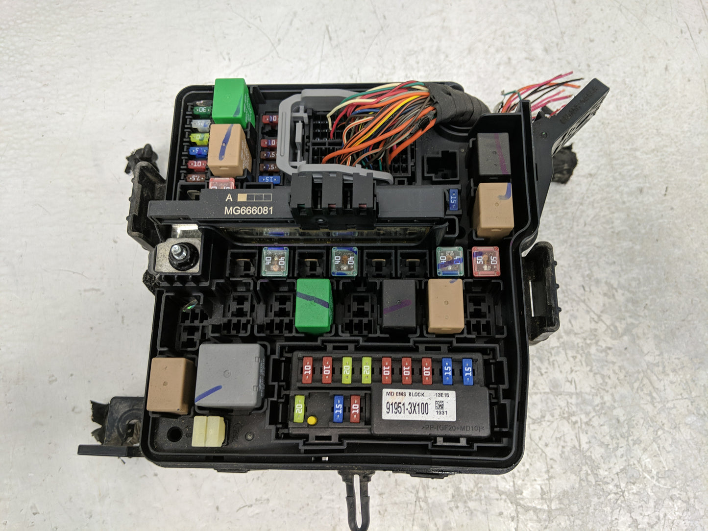 2014-2015 Kia Sorento Fusebox Fuse Box Panel Relay Module P/N:VS912501U252XA Fits Fits 2014 2015 OEM Used Auto Parts - Oemus