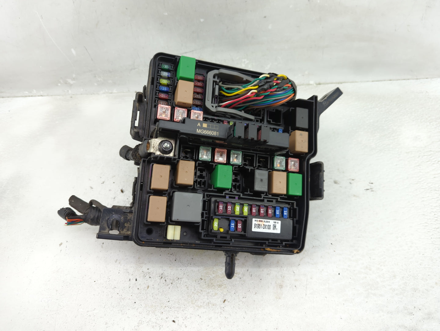 2014-2015 Kia Sorento Fusebox Fuse Box Panel Relay Module P/N:91951-3X100 Fits Fits 2014 2015 OEM Used Auto Parts - Oemuseda