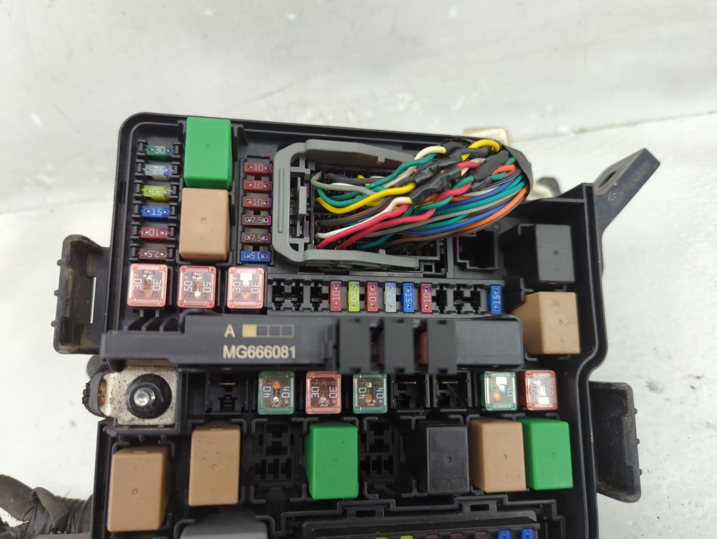 2014-2015 Kia Sorento Fusebox Fuse Box Panel Relay Module P/N:91951-3X100 Fits Fits 2014 2015 OEM Used Auto Parts - Oemuseda
