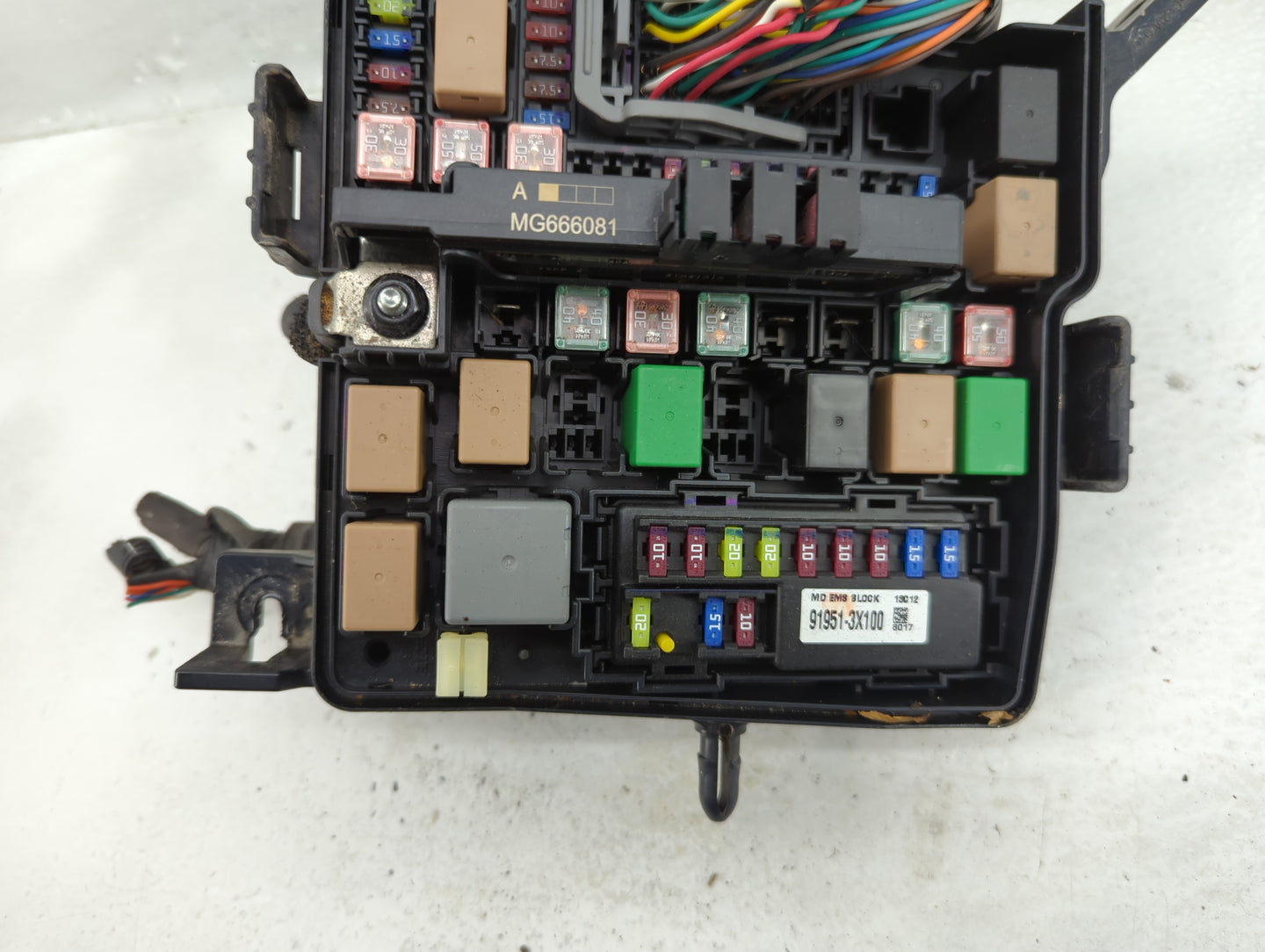 2014-2015 Kia Sorento Fusebox Fuse Box Panel Relay Module P/N:91951-3X100 Fits Fits 2014 2015 OEM Used Auto Parts - Oemuseda