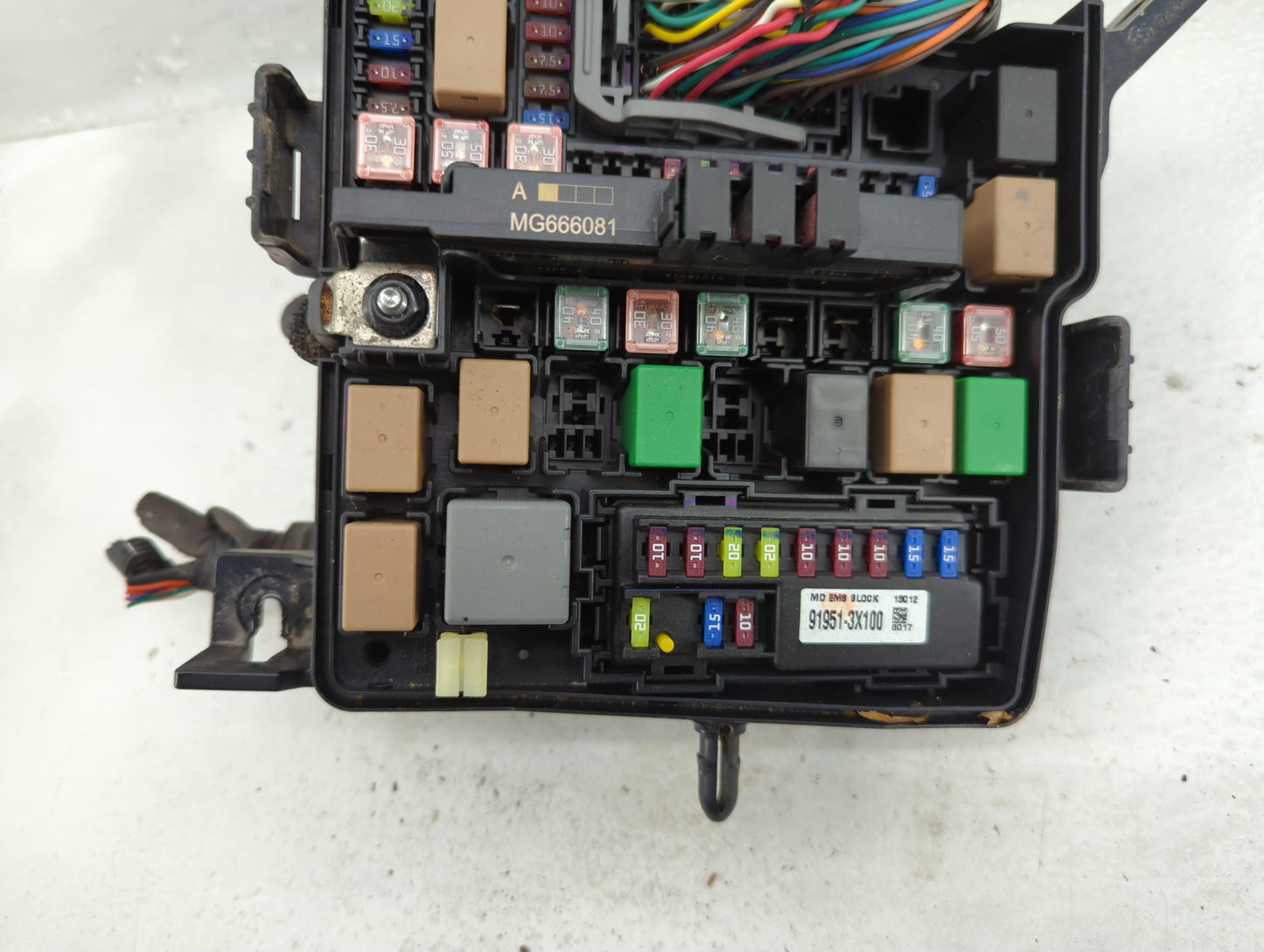 2014-2015 Kia Sorento Fusebox Fuse Box Panel Relay Module P/N:91951-3X100 Fits Fits 2014 2015 OEM Used Auto Parts - Oemuseda