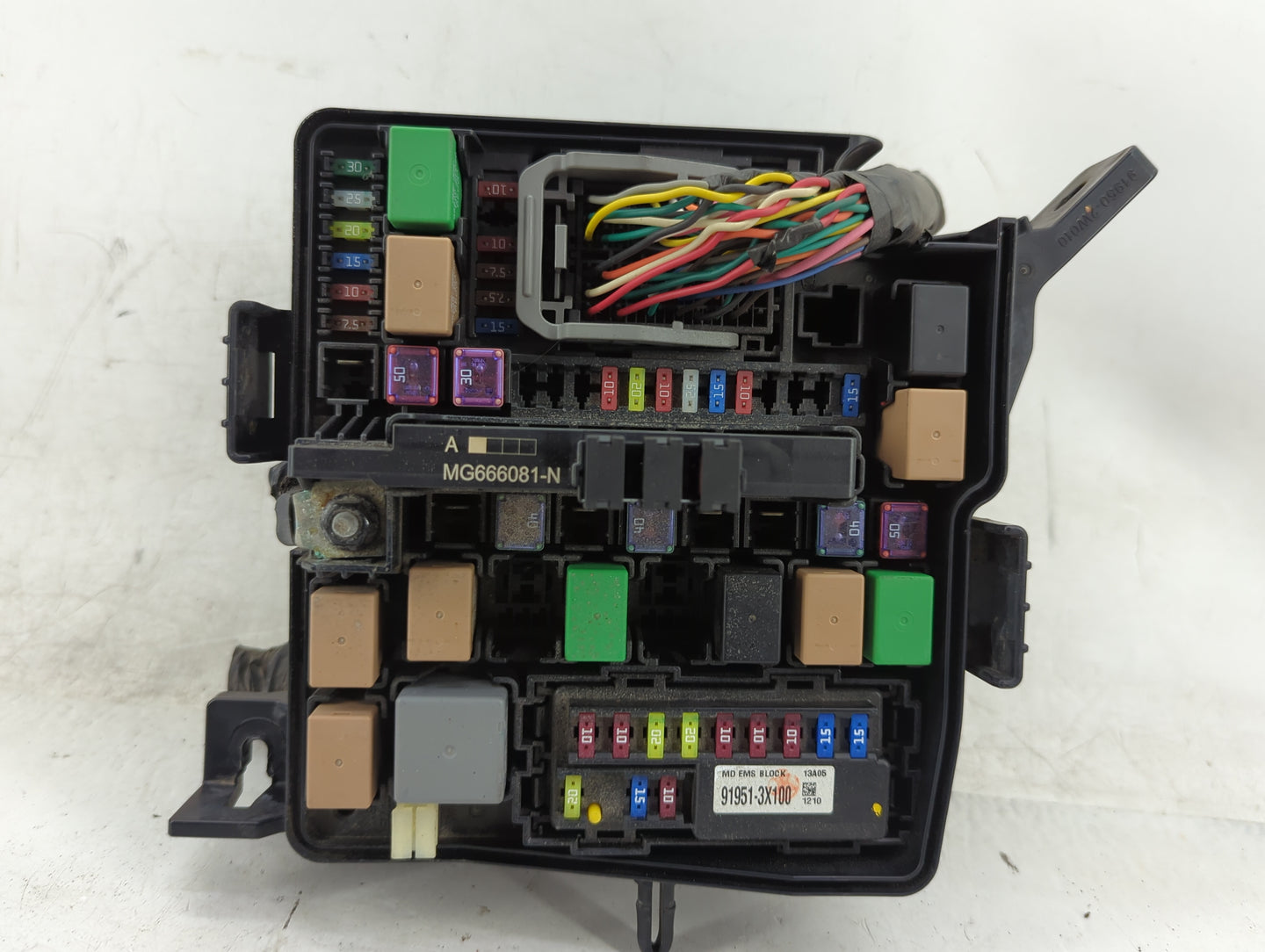 2014-2015 Kia Sorento Fusebox Fuse Box Panel Relay Module P/N:919512W100 Fits Fits 2014 2015 OEM Used Auto Parts - Oemusedau