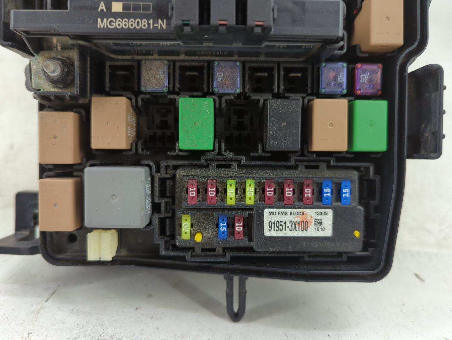 2014-2015 Kia Sorento Fusebox Fuse Box Panel Relay Module P/N:919512W100 Fits Fits 2014 2015 OEM Used Auto Parts - Oemusedau