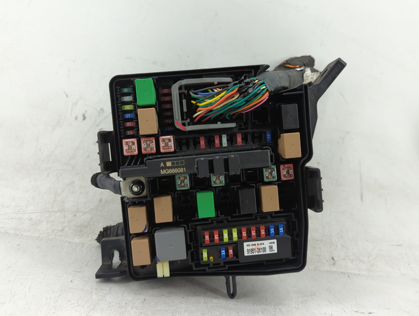 2014-2015 Kia Sorento Fusebox Fuse Box Panel Relay Module P/N:612585 Fits Fits 2014 2015 OEM Used Auto Parts - Oemusedautopa