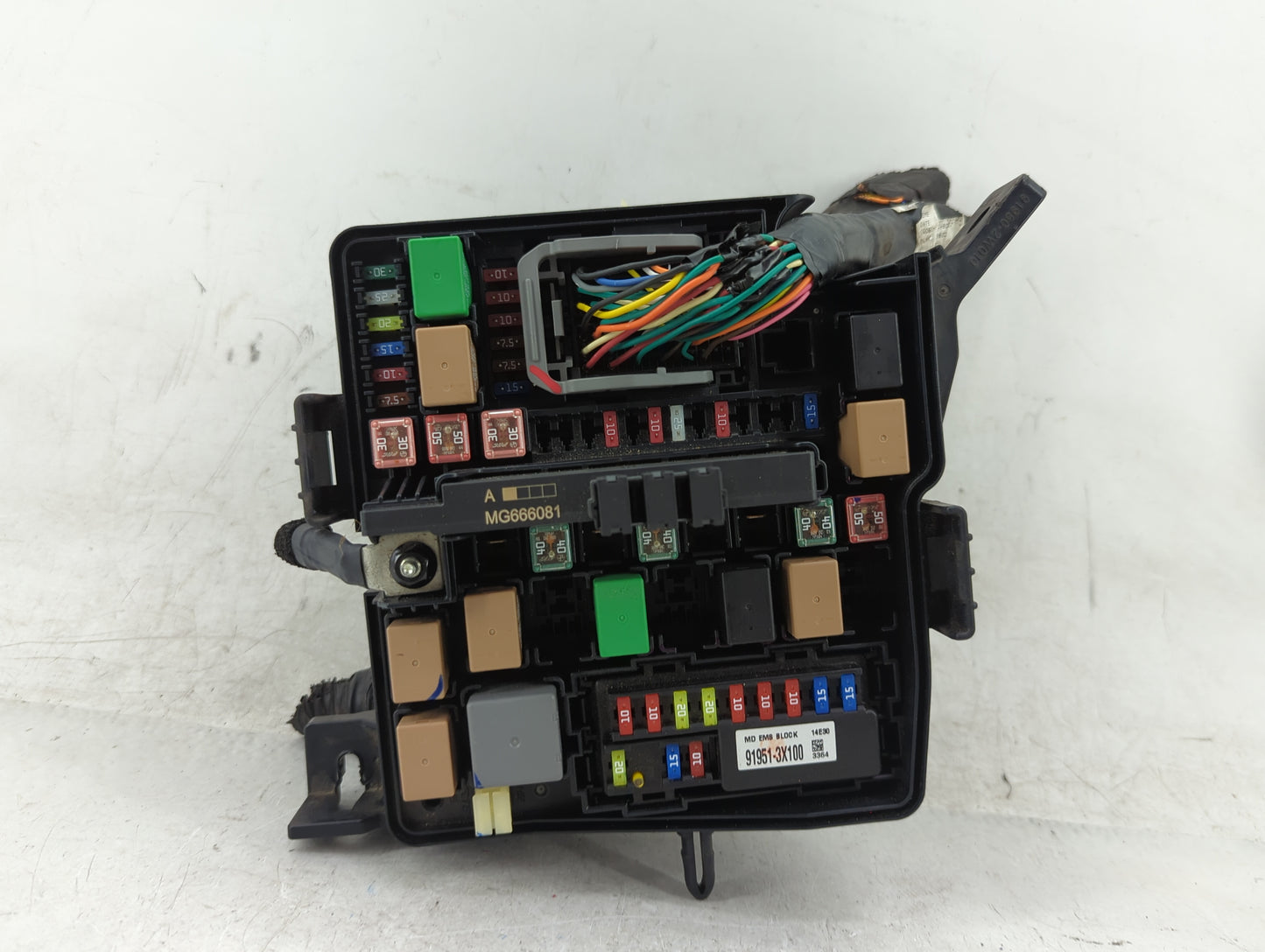 2014-2015 Kia Sorento Fusebox Fuse Box Panel Relay Module P/N:612585 Fits Fits 2014 2015 OEM Used Auto Parts - Oemusedautopa