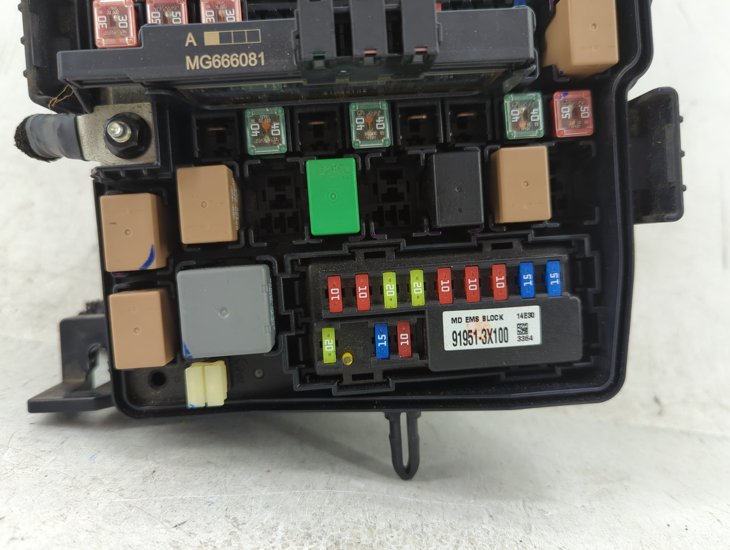 2014-2015 Kia Sorento Fusebox Fuse Box Panel Relay Module P/N:612585 Fits Fits 2014 2015 OEM Used Auto Parts - Oemusedautopa