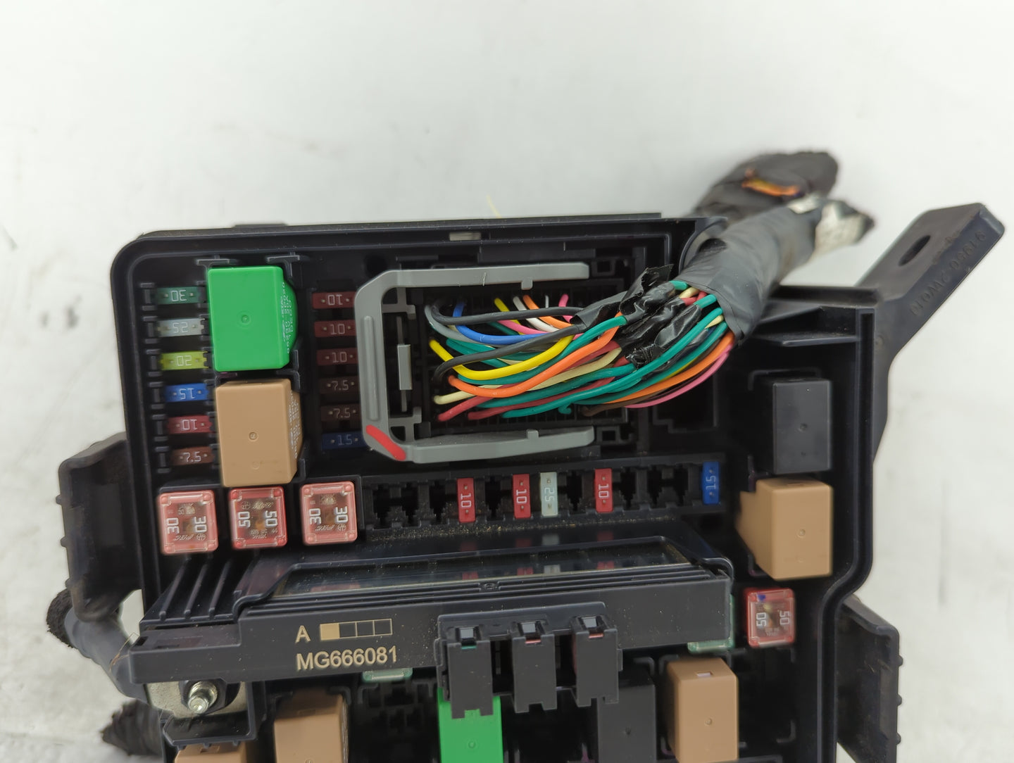 2014-2015 Kia Sorento Fusebox Fuse Box Panel Relay Module P/N:612585 Fits Fits 2014 2015 OEM Used Auto Parts - Oemusedautopa