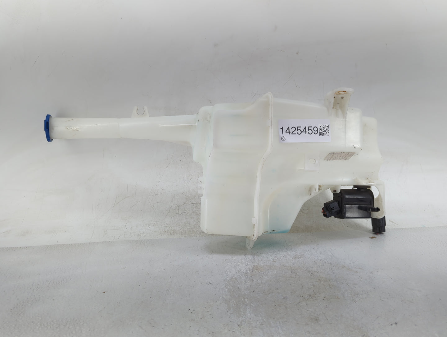 2014-2015 Kia Sorento Windshield Washer Fluid Reservoir Bottle Oem - Oemusedautoparts1.com