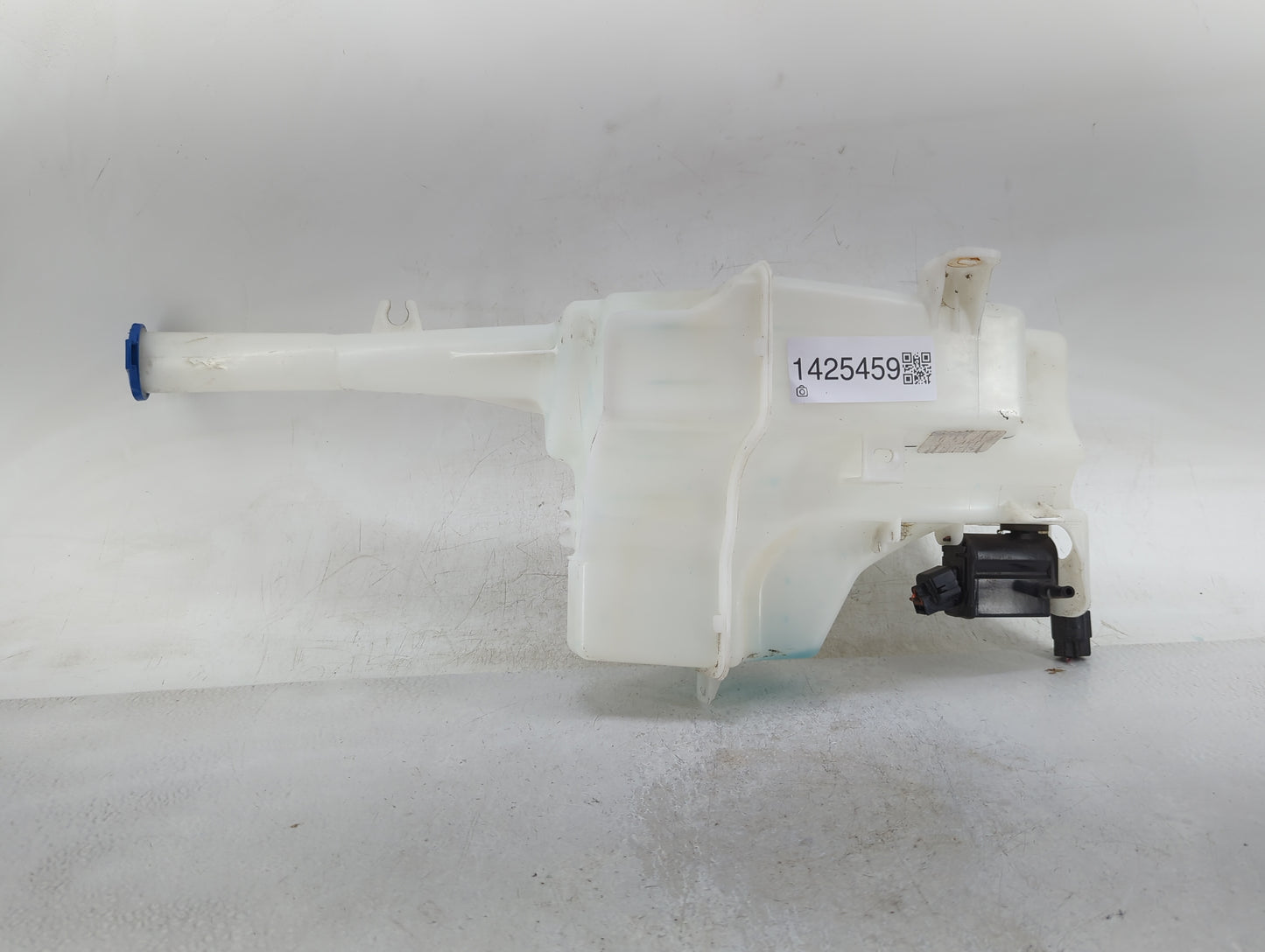 2014-2015 Kia Sorento Windshield Washer Fluid Reservoir Bottle Oem - Oemusedautoparts1.com