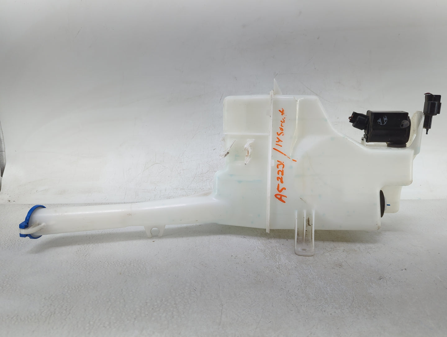 2014-2015 Kia Sorento Windshield Washer Fluid Reservoir Bottle Oem - Oemusedautoparts1.com