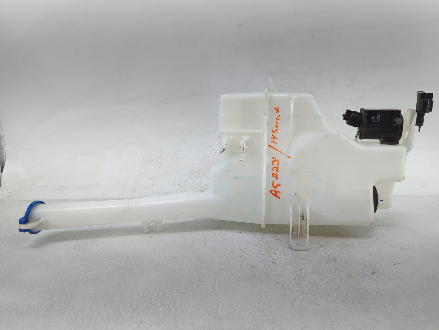 2014-2015 Kia Sorento Windshield Washer Fluid Reservoir Bottle Oem - Oemusedautoparts1.com