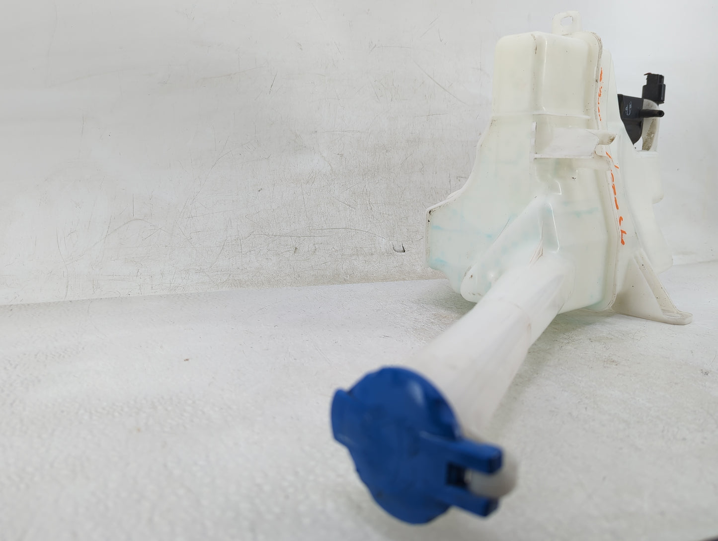 2014-2015 Kia Sorento Windshield Washer Fluid Reservoir Bottle Oem - Oemusedautoparts1.com