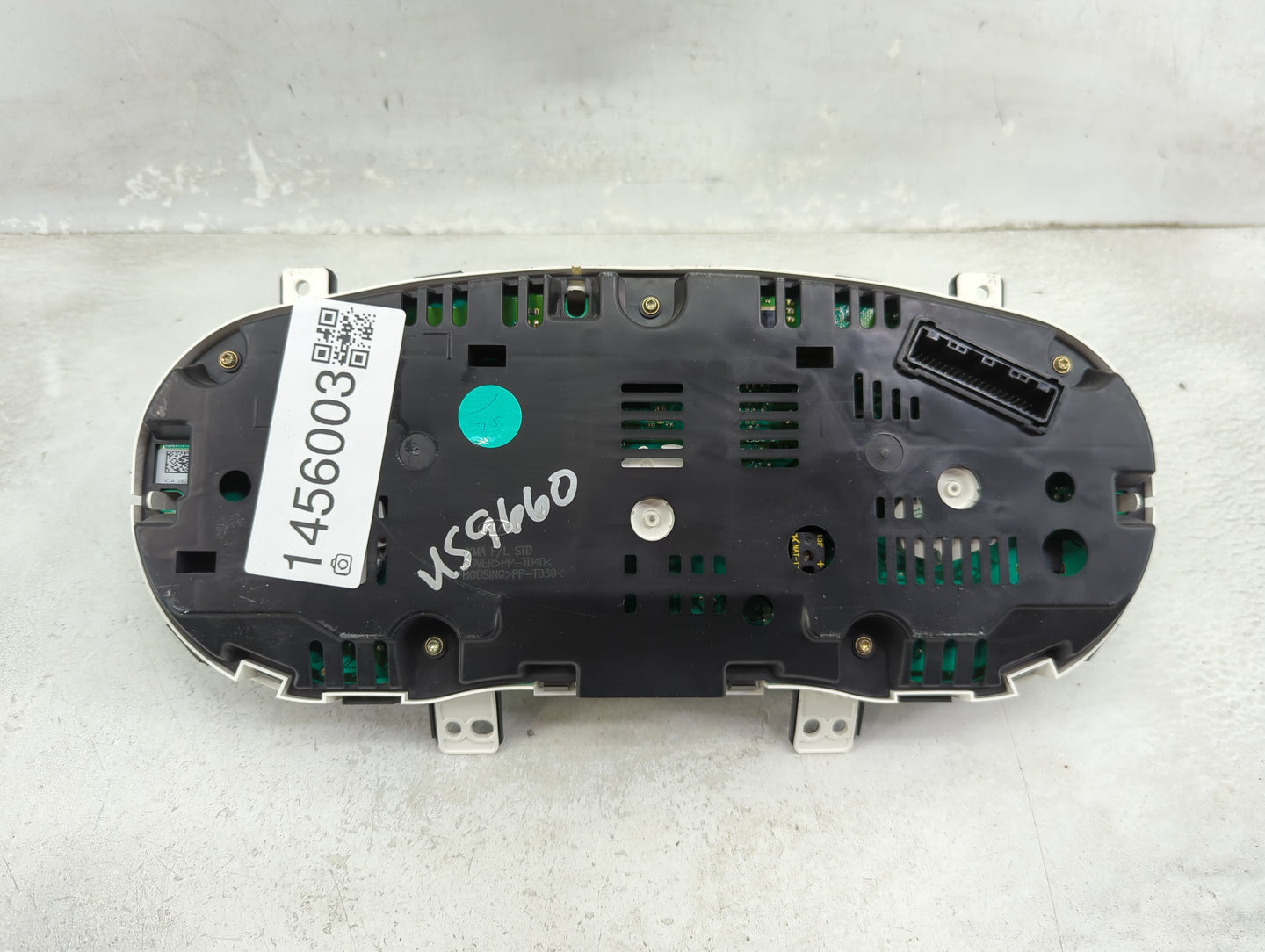 2014-2015 Kia Sorento Instrument Cluster Speedometer Gauges P/N:94004-1U010 Miles: Fits Fits 2014 2015 OEM Used Auto Parts -