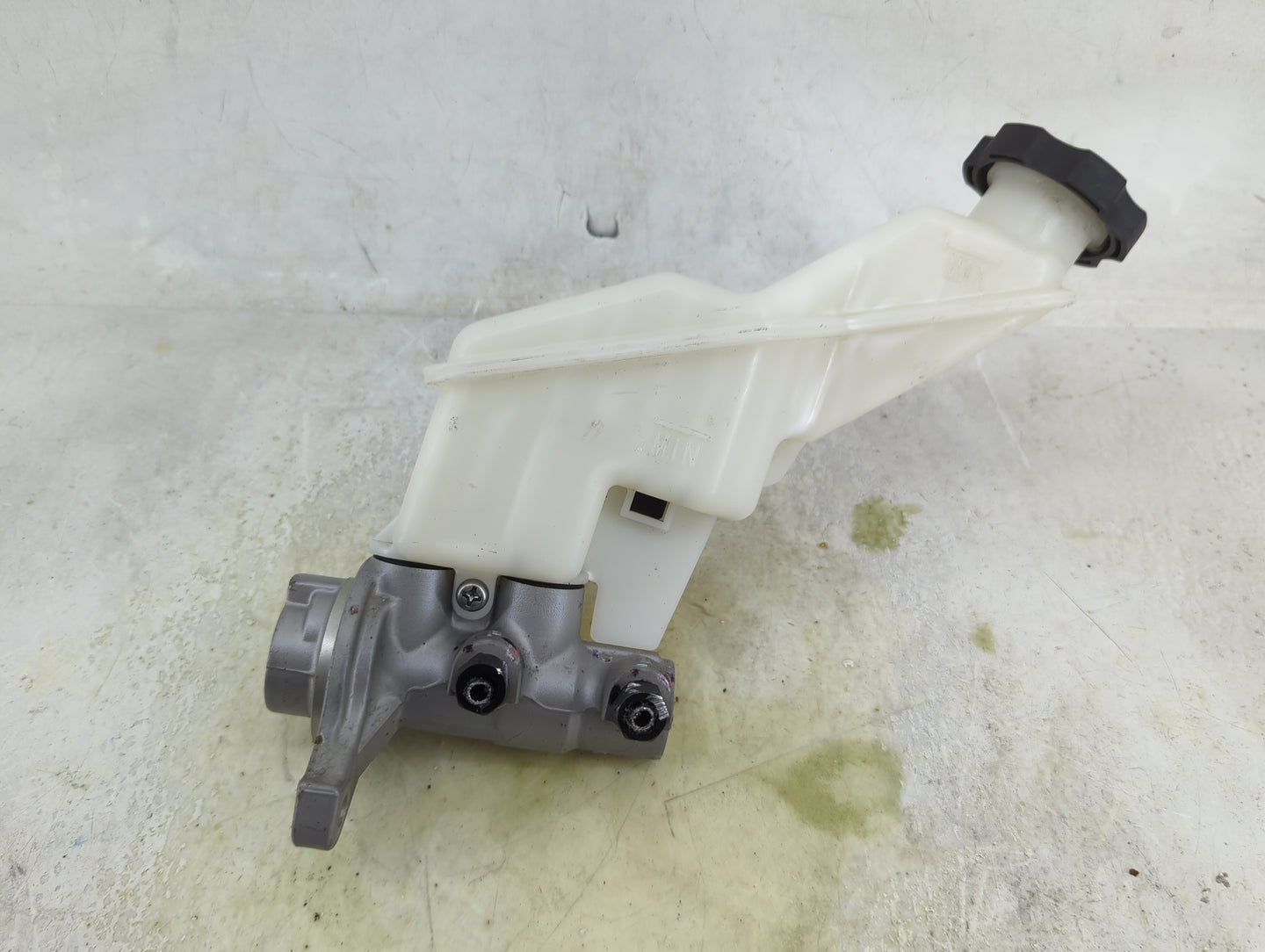 2014-2015 Kia Sorento Brake Master Cylinder 1490726 - Oemusedautoparts1.com