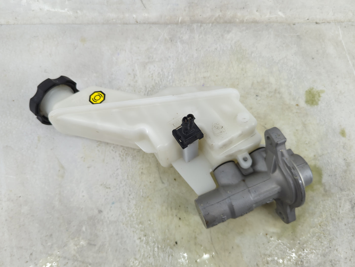 2014-2015 Kia Sorento Brake Master Cylinder 1490726 - Oemusedautoparts1.com