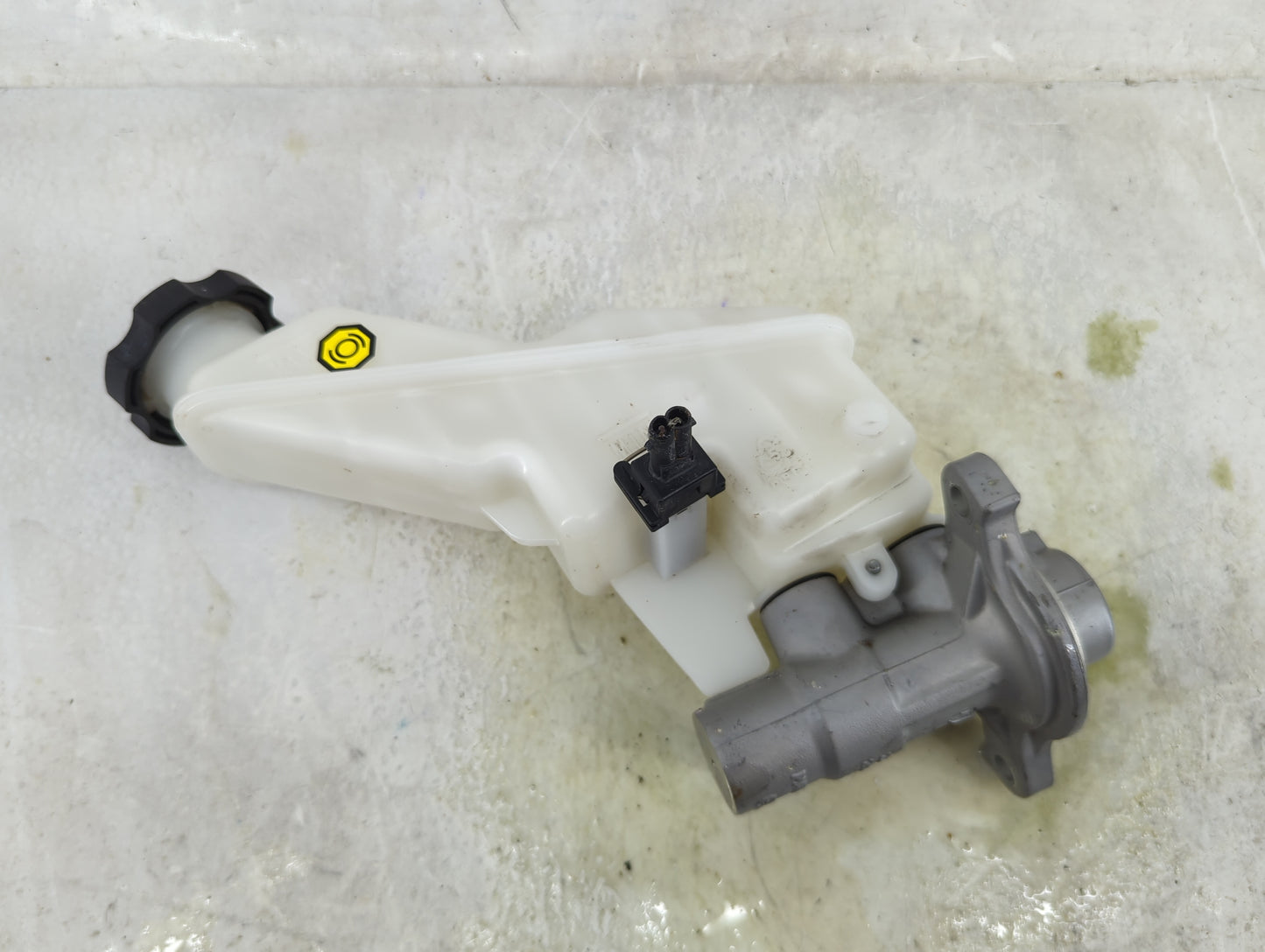2014-2015 Kia Sorento Brake Master Cylinder 1490726 - Oemusedautoparts1.com
