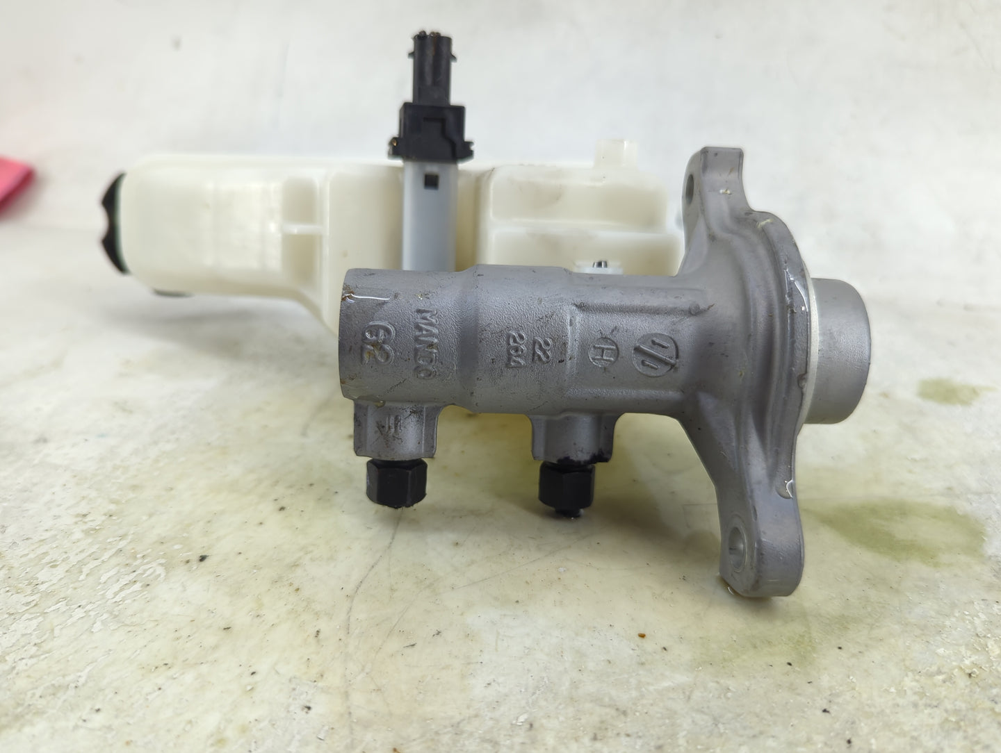 2014-2015 Kia Sorento Brake Master Cylinder 1490726 - Oemusedautoparts1.com