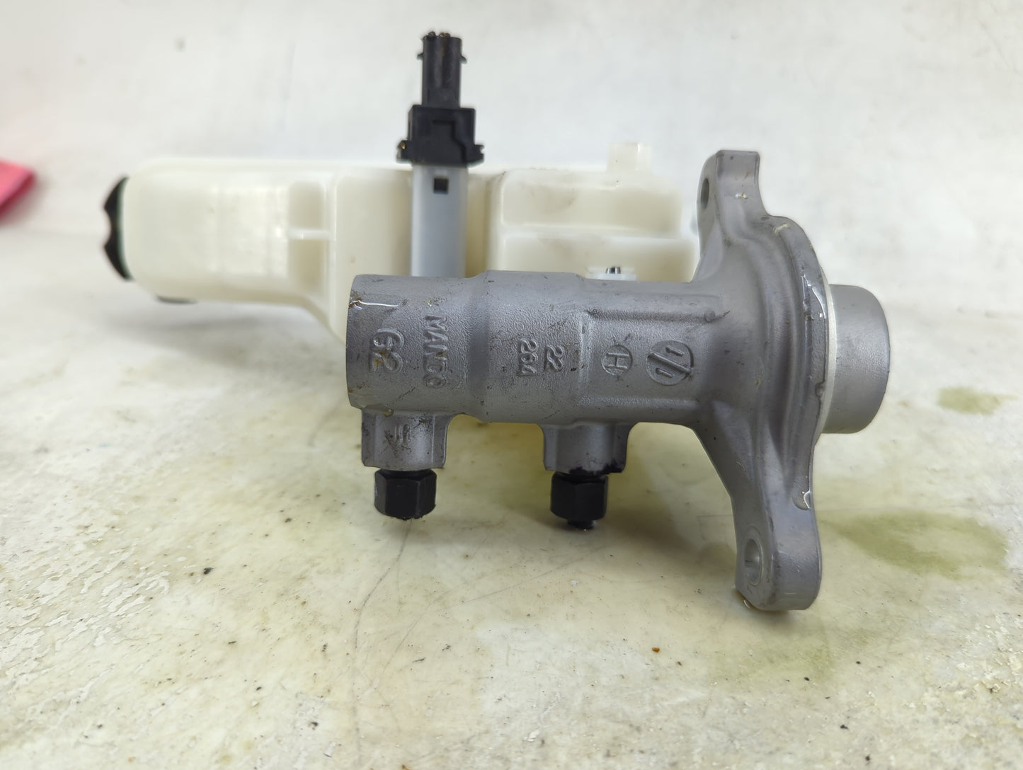 2014-2015 Kia Sorento Brake Master Cylinder 1490726 - Oemusedautoparts1.com