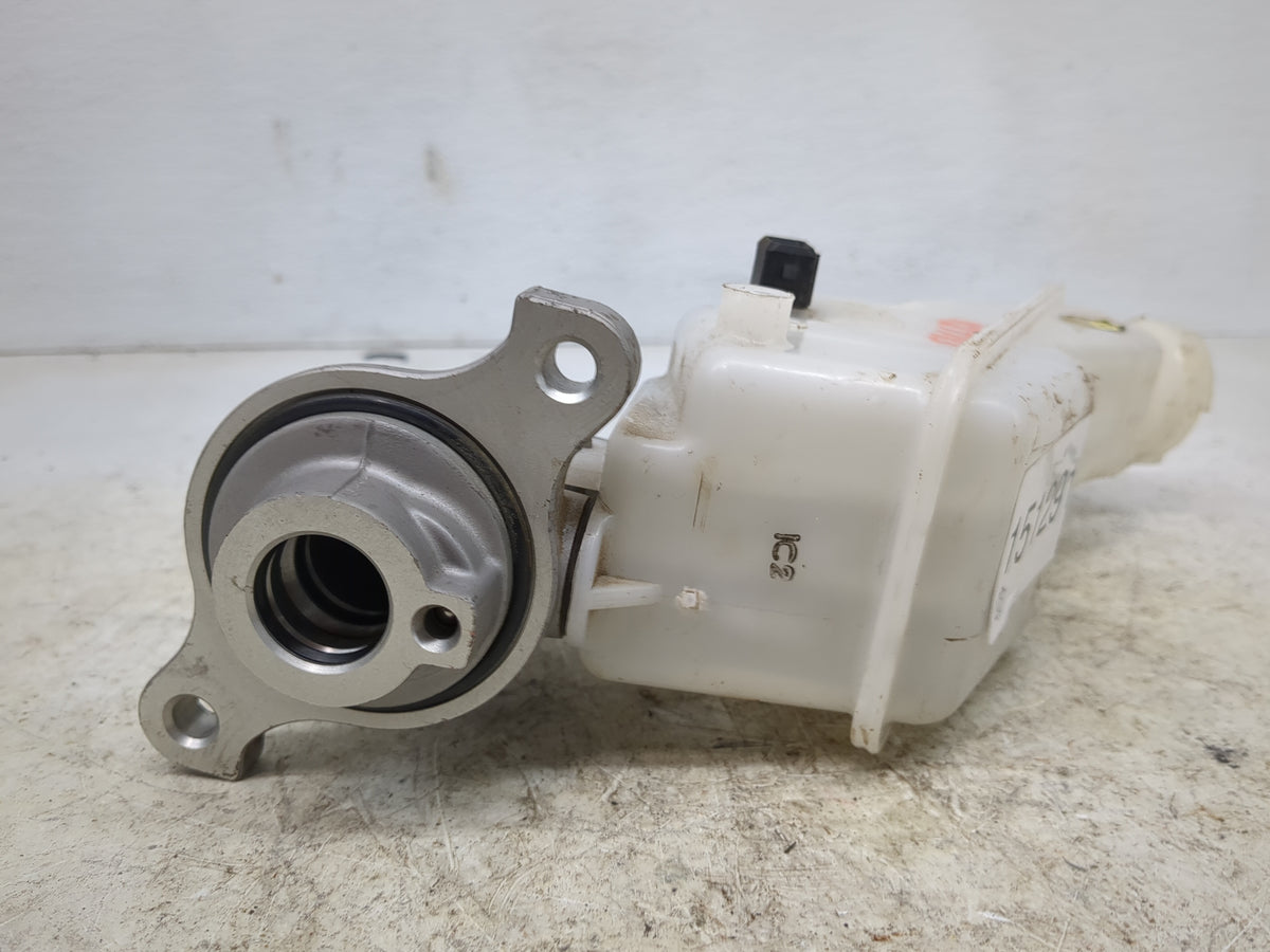 2014-2015 Kia Sorento Brake Master Cylinder 1512910 - Oemusedautoparts1.com