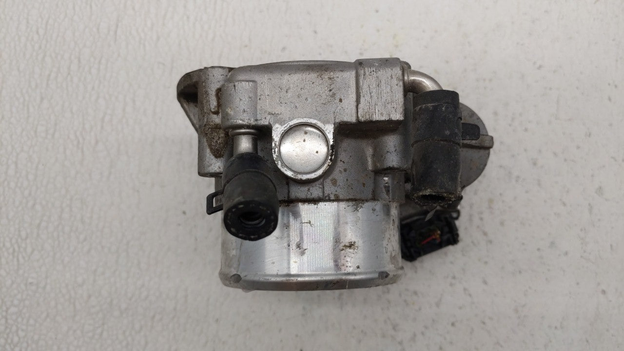 2012-2015 Kia Sorento Throttle Body P/N:35100-2G700 Fits Fits 2011 2012 2013 2014 2015 2016 OEM Used Auto Parts - Oemusedaut
